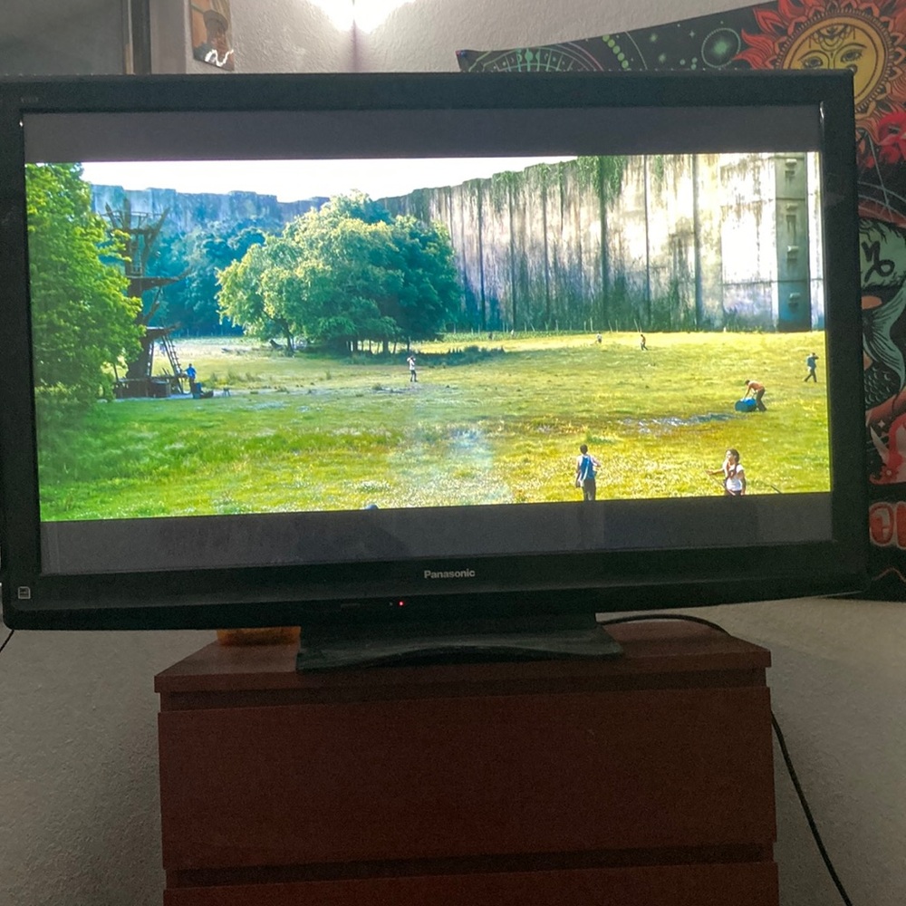 Hi im selling a tv it’s to big brought it for my room it’s way to be for my room